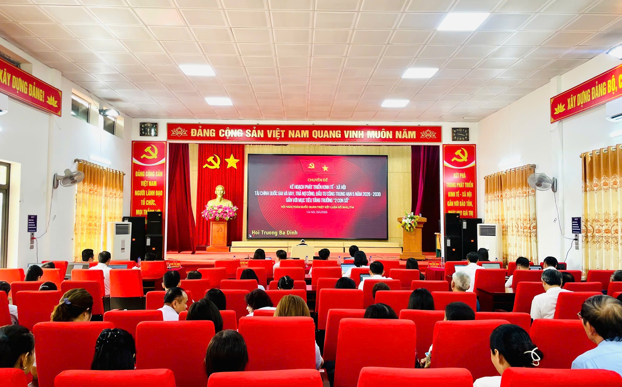 Phường Yên Tử tham gia Hội nghị trực tuyến toàn quốc nghiên cứu, học tập, quán triệt và triển khai thực hiện Nghị quyết Hội nghị Trung ương 2 khoá XIV