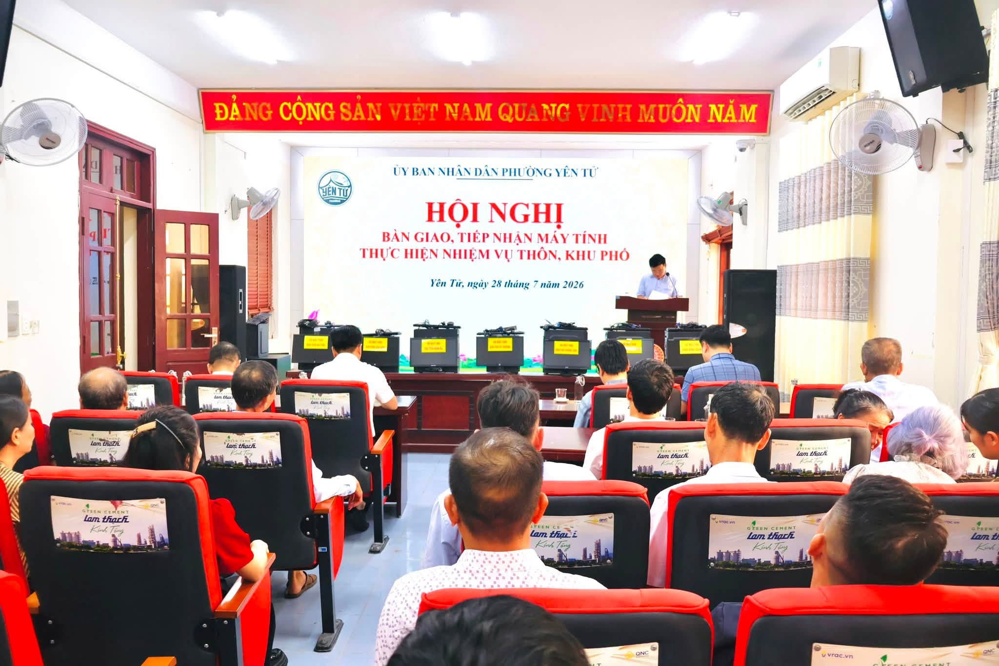 PHƯỜNG YÊN TỬ: HỘI NGHỊ BÀN GIAO, TIẾP NHẬN BỘ MÁY TÍNH NHẰM TĂNG CƯỜNG CÔNG TÁC CHUYỂN ĐỔI SỐ TẠI CÁC THÔN, KHU PHỐ