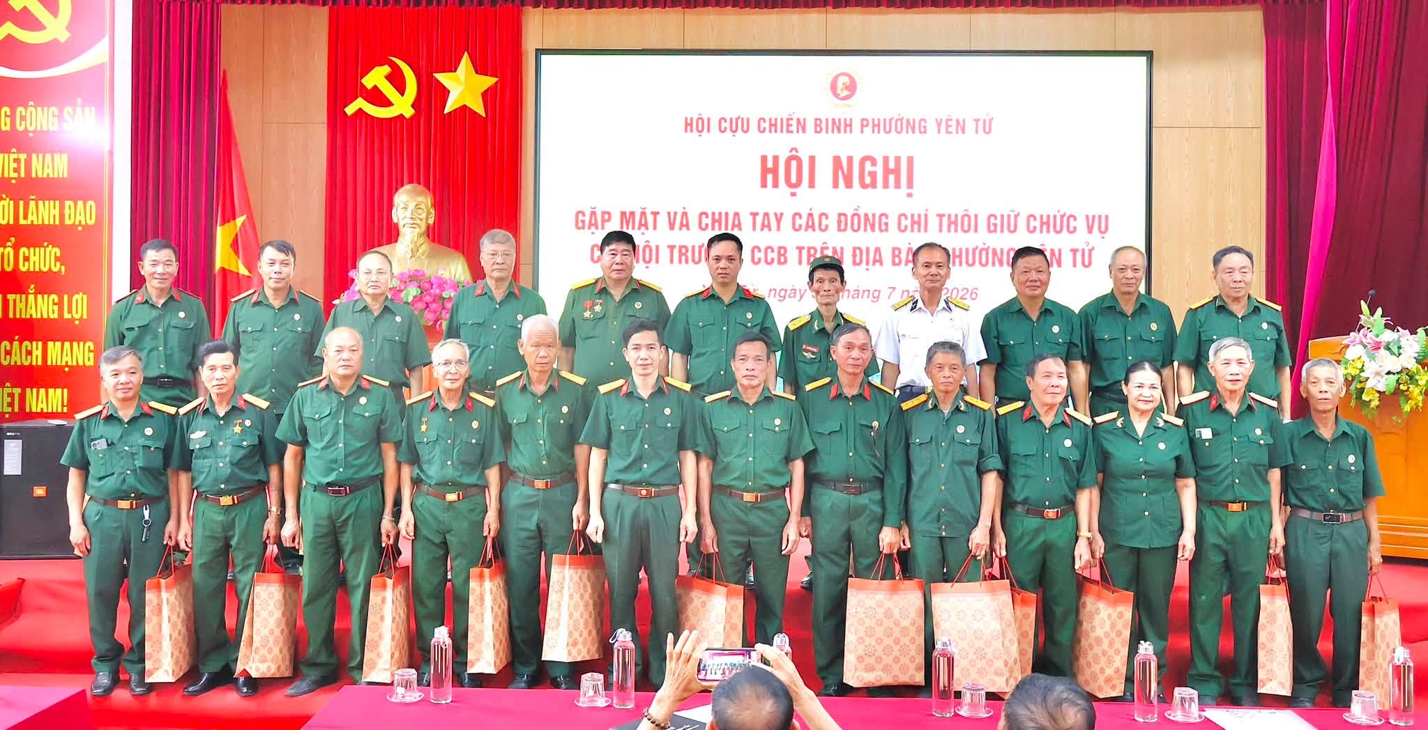 HỘI CỰU CHIẾN BINH PHƯỜNG YÊN TỬ TỔ CHỨC GẶP MẶT, TRI ÂN CÁC ĐỒNG CHÍ THÔI GIỮ CHỨC VỤ CHI HỘI TRƯỞNG